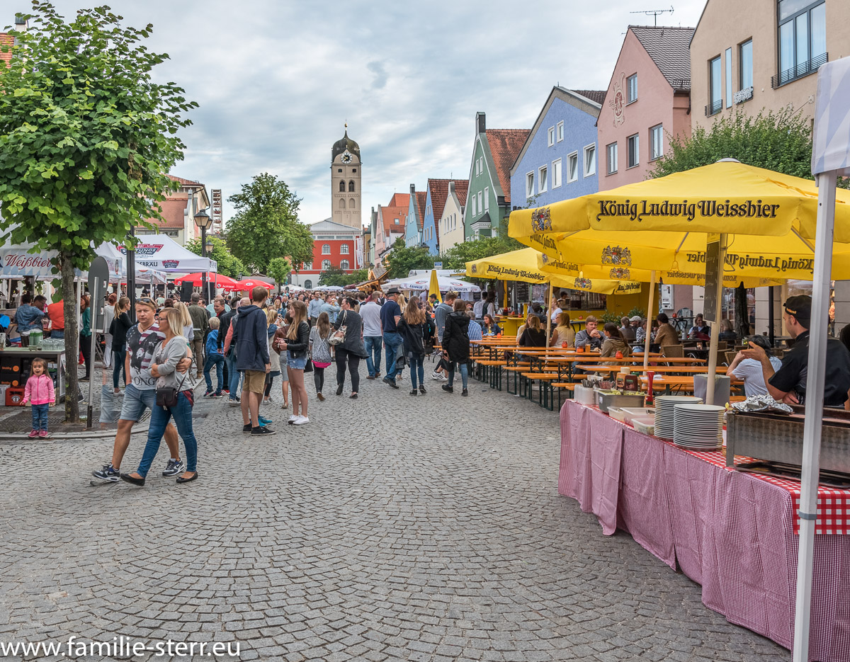 Die Lange Zeile als großer Biergarten beim Altstadtfest 2017 in Erding