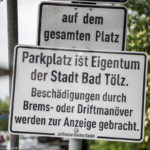 Hinweisschild auf dem Parkplatz beim Restaurant Jailhouse in Bad Tölz