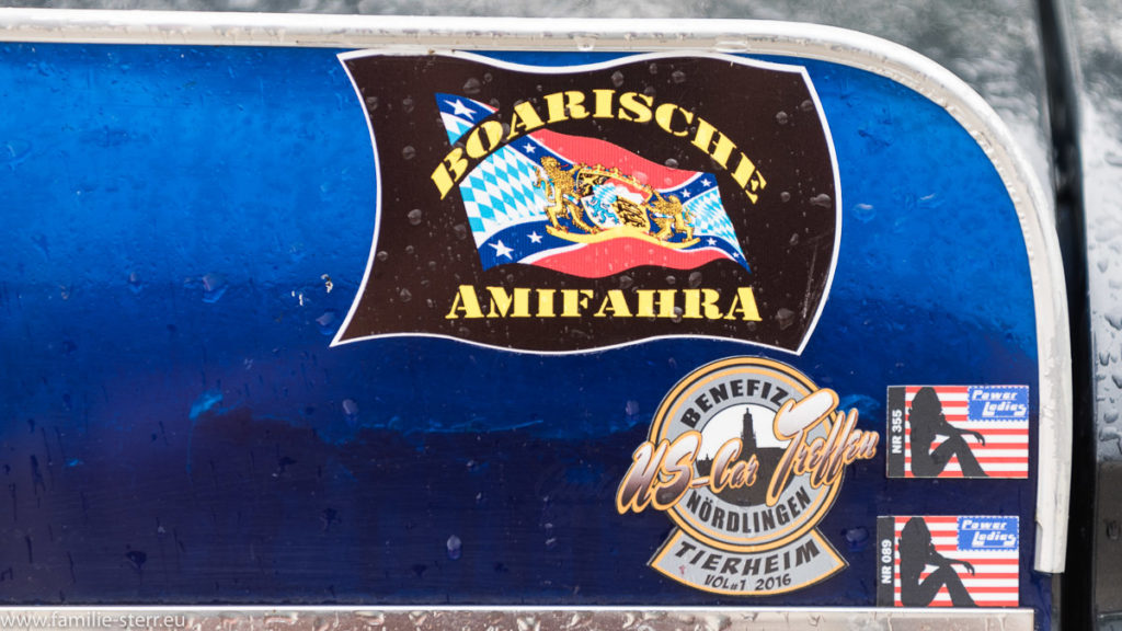Aufkleber "Boarische Amifahra" auf einem Pickup