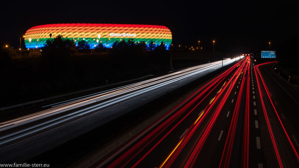 Blick über die A9 auf die Allianz Arena beim Christopher Street Day 2017