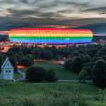 Allianz Arena und die versunkene Kirche in München in Regenbogenfarben zum Christopher Street Day 2017