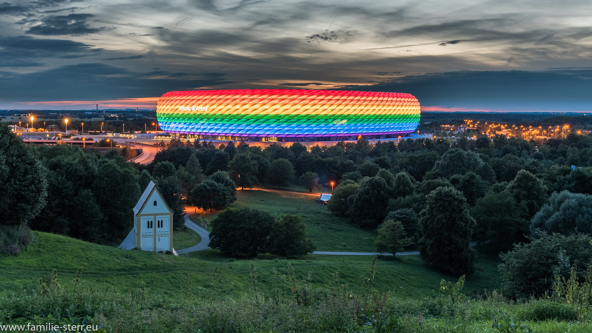 Allianz Arena und die versunkene Kirche in München in Regenbogenfarben zum Christopher Street Day 2017
