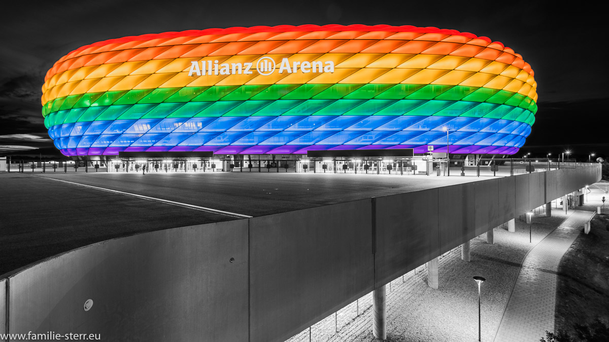 Allianz Arena München in Regenbogenfarben zum Christopher Street Day 2017 als Coole Key