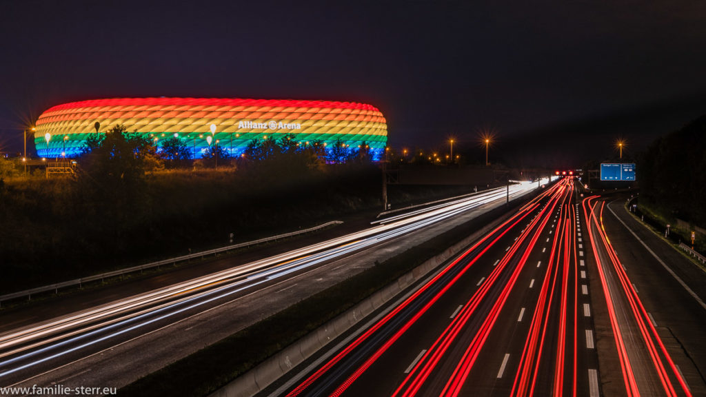 Blick über die A9 auf die Allianz Arena beim Christopher Street Day 2017