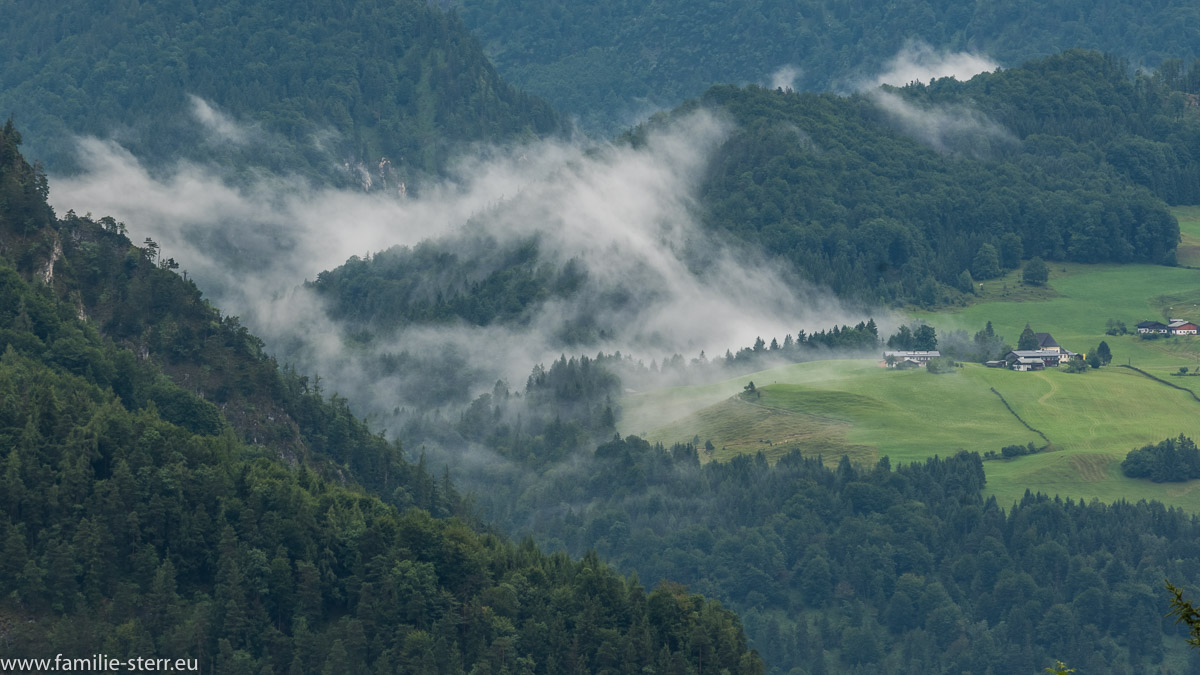 Nebelschwaden über einem Tal vor dem Obersalzberg