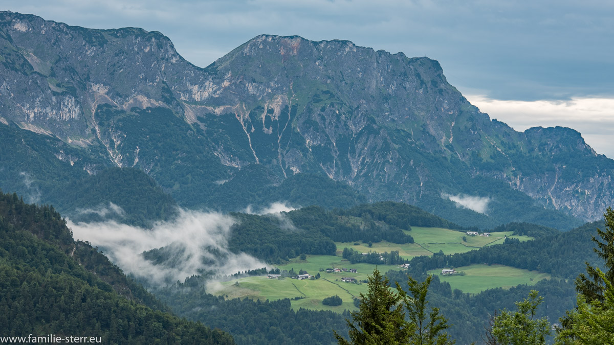 Nebelschwaden über einem Tal vor dem Obersalzberg