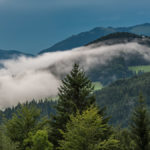 Nebelschwaden über einem Tal vor dem Obersalzberg