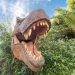 ein brüllender Dino vor dem Eingang zu Jurrasic Park in den Universal Studios Florida