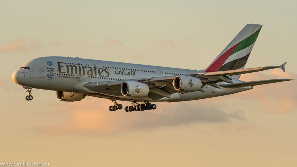 Ein Airbus A380 von Emirates kurz vor der Landung am Flughafen München