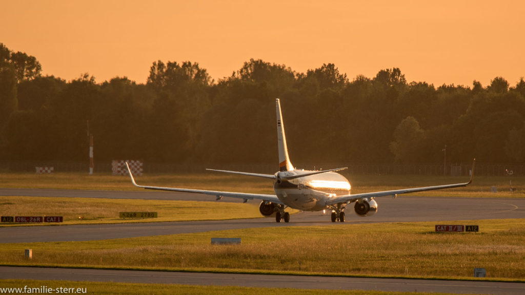Flugzeug in der Warteposition vor der nördlichen Startbahn am Flughafen München in der Abendsonne