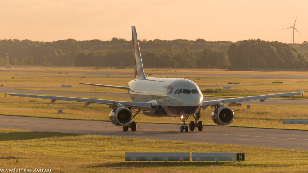 Ein Airbus der British Airways auf dem Weg zum Start am Flughafen München