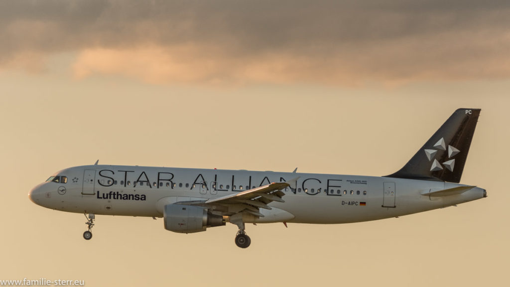 Endanflug der Lufthansa A320 D-AIPC zu abendlichen Landung am Flughafen München