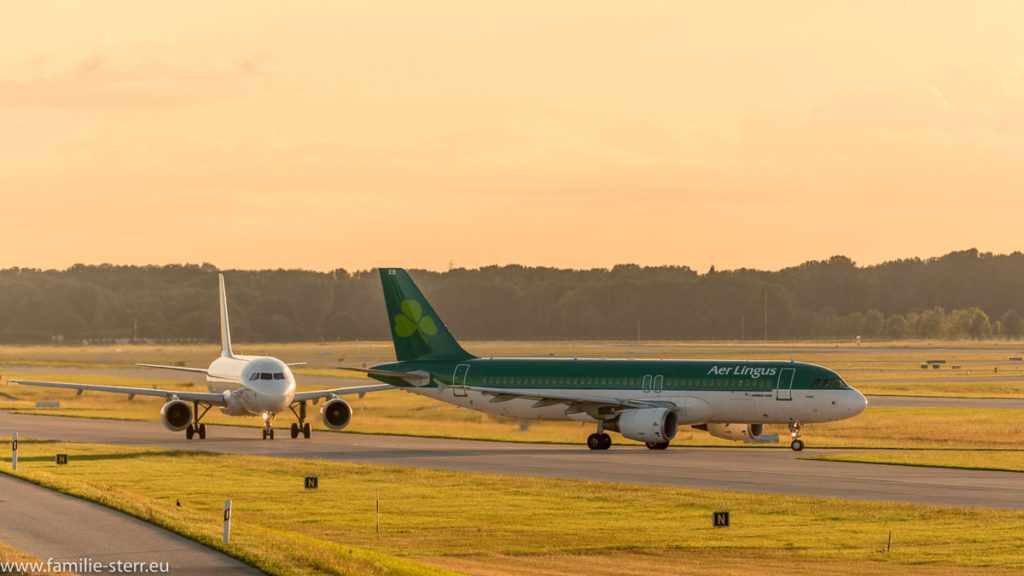 zwei Flugzeuge rollen zum Start über den Taxiway N zur nördlichen Startbahn