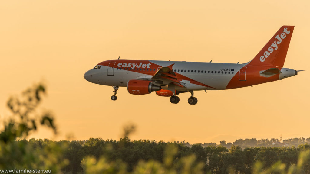 Airbus A319 von easyJet kurz vor der abendlichen Landung auf der Bahn 26R am Flughafen München