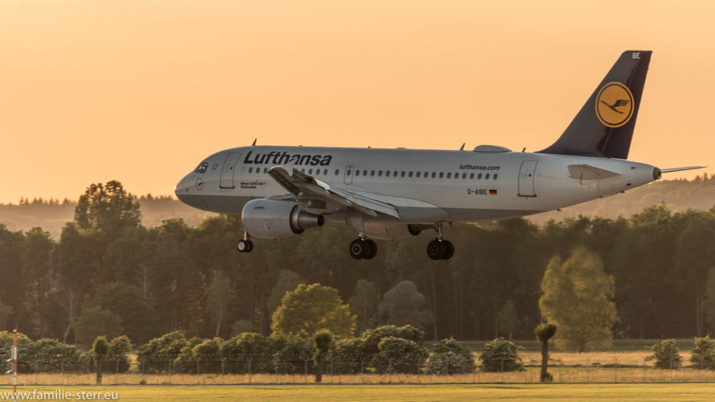 Ein A319 der Lufthansa schweb zur Landung an der nördlichen Landebahn am Flughafen München ein
