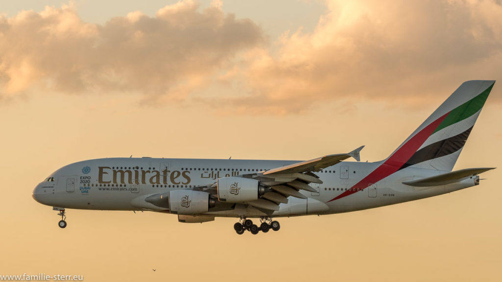 in der Abendsonne landet ein Airbus A380 der Emirates am Flughafen München