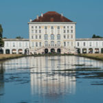 Blick entlang es Mittelkanals durch den Schlosspark zum Schlot Nymphenburg