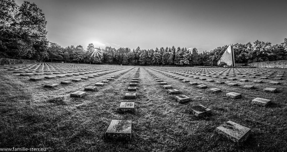 Sonnenuntergang über der Kriegsgräbersttätte München am Waldfriedhof