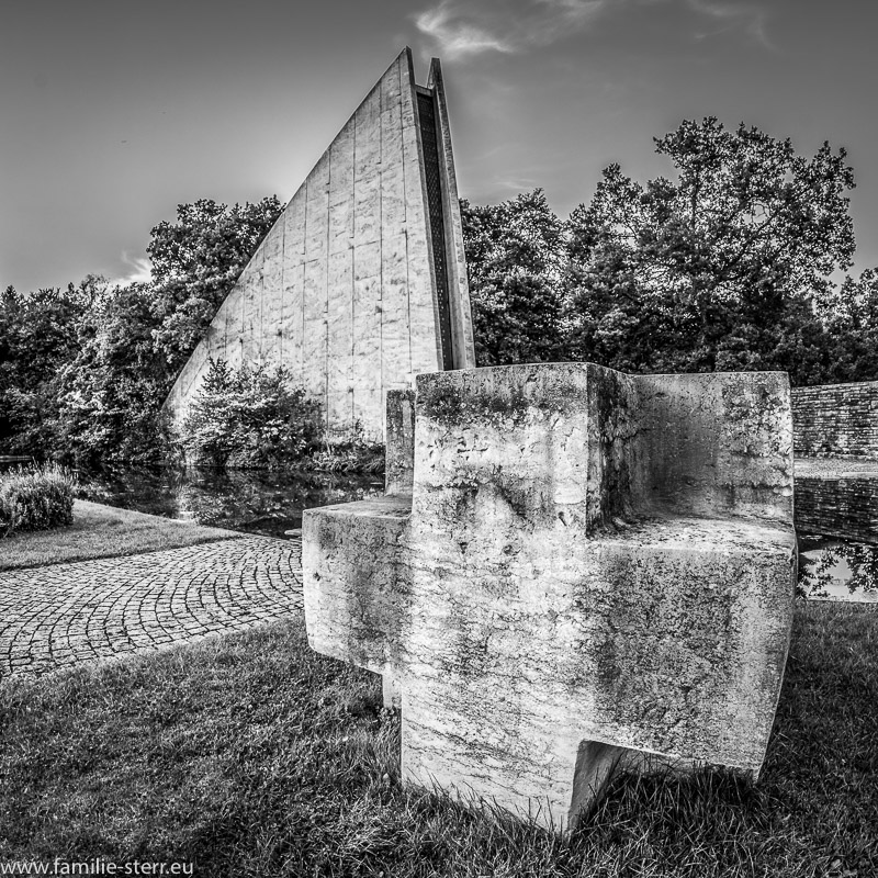 eines von drei großen Steinkreuzen vor der Gedenkhalle der Kriegsgräberstätte