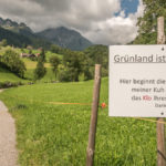 Hinweisschild mit dem Text "Grünland ist Privatland. Das ist die Salatschüssel meiner Kuh und nicht das Klo ihres Hundes" am Rande eines Wanderwegs im Kanton Sant Gallen