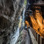 Beleuchteter Weg durch die Taminaschlucht beim Alten Bad Päfers