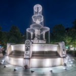 Glaspalastbrunnen am Weissenburger Platz in München Haidhausen nach Sonnenuntergang