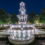 Brunnen am Weissenburger Platz in München Haidhausen nach Sonnenuntergang