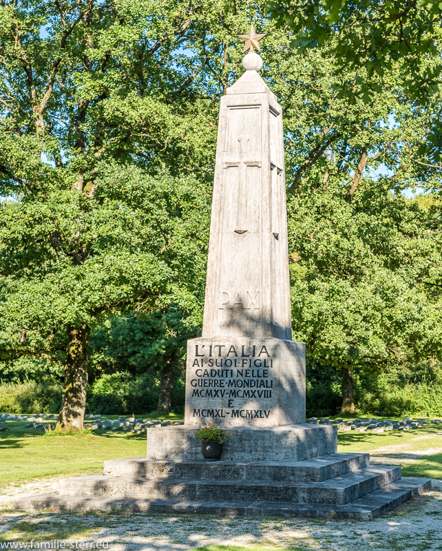 Obelisk am italienischen Soldatenfriedhof in München