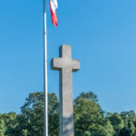italienische Fahne und Granitkreuz am italienischen Soldatenfriedhof in München