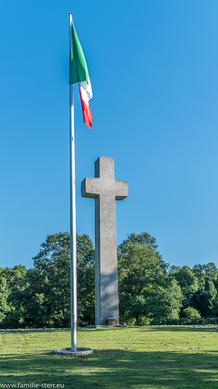italienische Fahne und Granitkreuz am italienischen Soldatenfriedhof in München