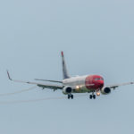 Landung eines Norwegian Airbus am Flughafen München auf der Bahn 08R