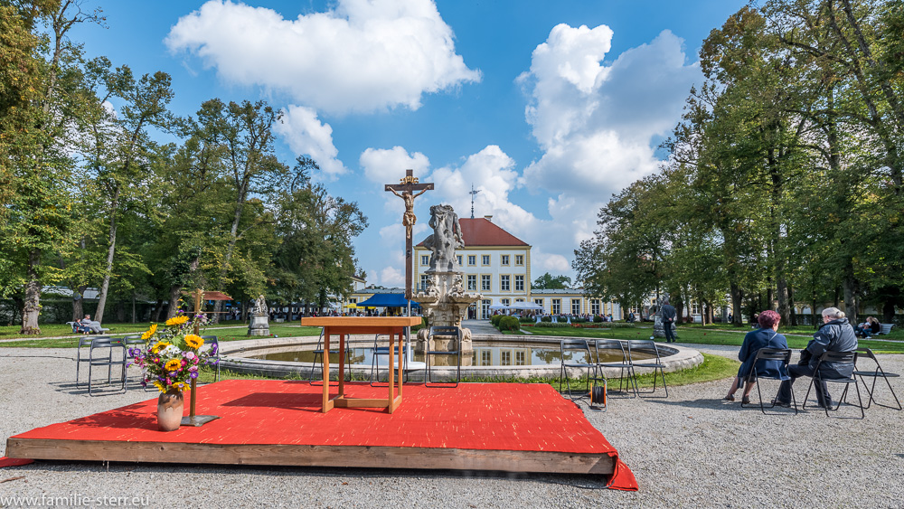 Altar und Kreuz vor dem Faunbrunnen im Barockpark am Schloss Fürstenried