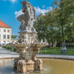 Brunnen mit Faun - Skulptur im Barockgarten des Schlosses Fürstenried
