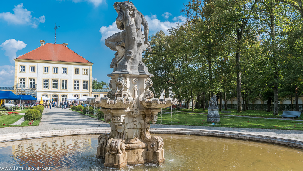 Brunnen mit Faun - Skulptur im Barockgarten des Schlosses Fürstenried