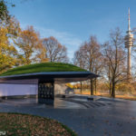 Die Gedenkstätte zum Olympia - Attentat 1972 in München mit dem Fernsehturm im Hintergrund