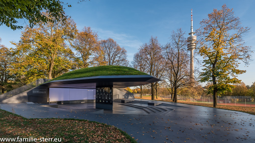Die Gedenkstätte zum Olympia - Attentat 1972 in München mit dem Fernsehturm im Hintergrund
