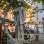 Karl Valentin Brunnen vor einen Marktstandl am Münchner Viktualienmarkt