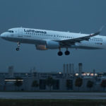 Lufthansa Airbus A320-200 D-AIZX bei der abendlichen Landung am Flughafen München