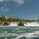 Blick vom Ausflugsboot auf den Rheinfall zwischen Schaffhausen und Schloss Laufen