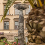 Palme als Blumendekoration vor dem Richard-Strauss-Brunnen vor der Alten Akademie in München