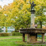 herbstlicher Schüleinplatz mit dem Brunnen