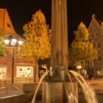 Ährenbrunnen auf dem Schrannenplatz in Erding am Abend