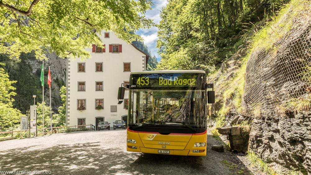 Der Bus (Postauto) vor dem alten Bad Pfäfers