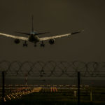 Flugzeug der ANA am Abend bei der Landung am Flughafen München