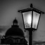 Lampe vor der Kuppel der bayerischen Staatskanzlei