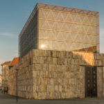 die Sonne spiegelt sich in der Glasfassade der Ohel Jakob Synagoge München