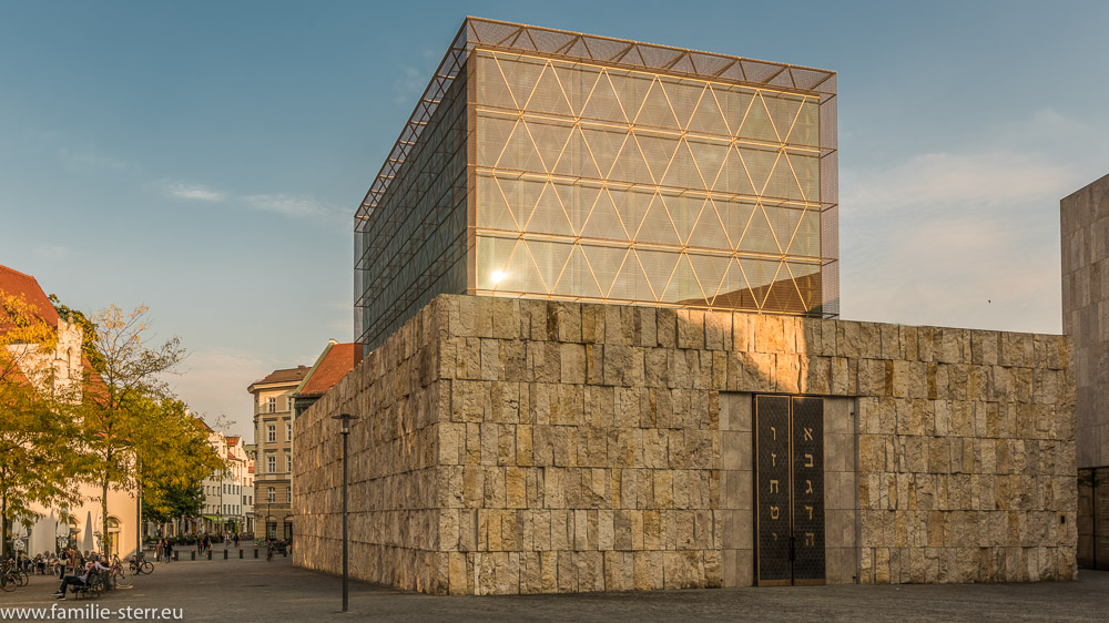 die Sonne spiegelt sich in der Glasfassade der Ohel Jakob Synagoge München