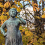 der Liesl-Karlstadt-Brunnen an Münchner Viktualienmarkt vor herbstlich bunten Blättern