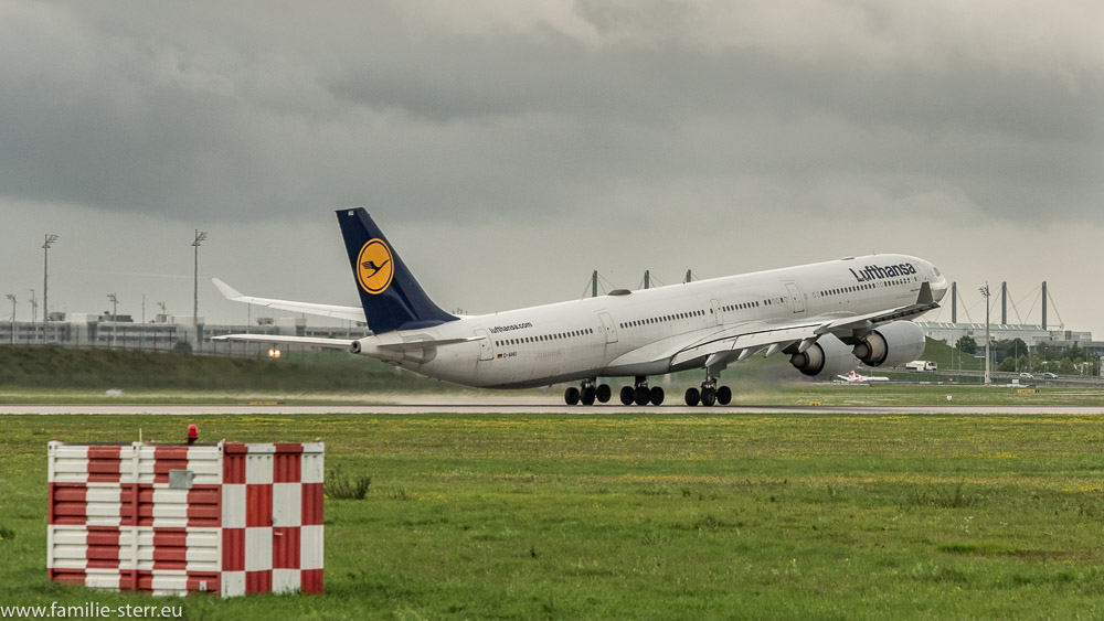 Lufthansa Airbus A 340-600 D-AIHU Take Off auf der Startbahn 26R am Flughafen München