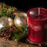 Kerze uniweihnachtliche Dekoration auf dem Adventsgesteck